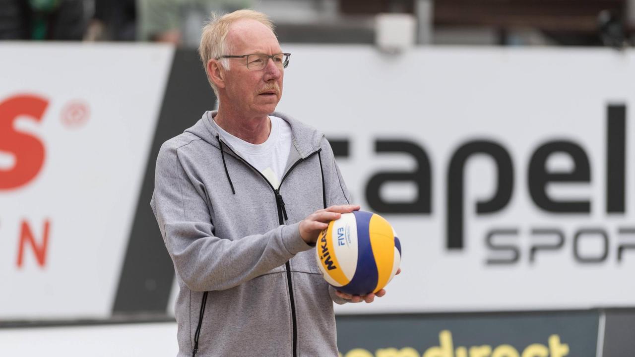 Die Beachvolleyball-Trainer Juergen Wagner bei der Arbeit am Ball.