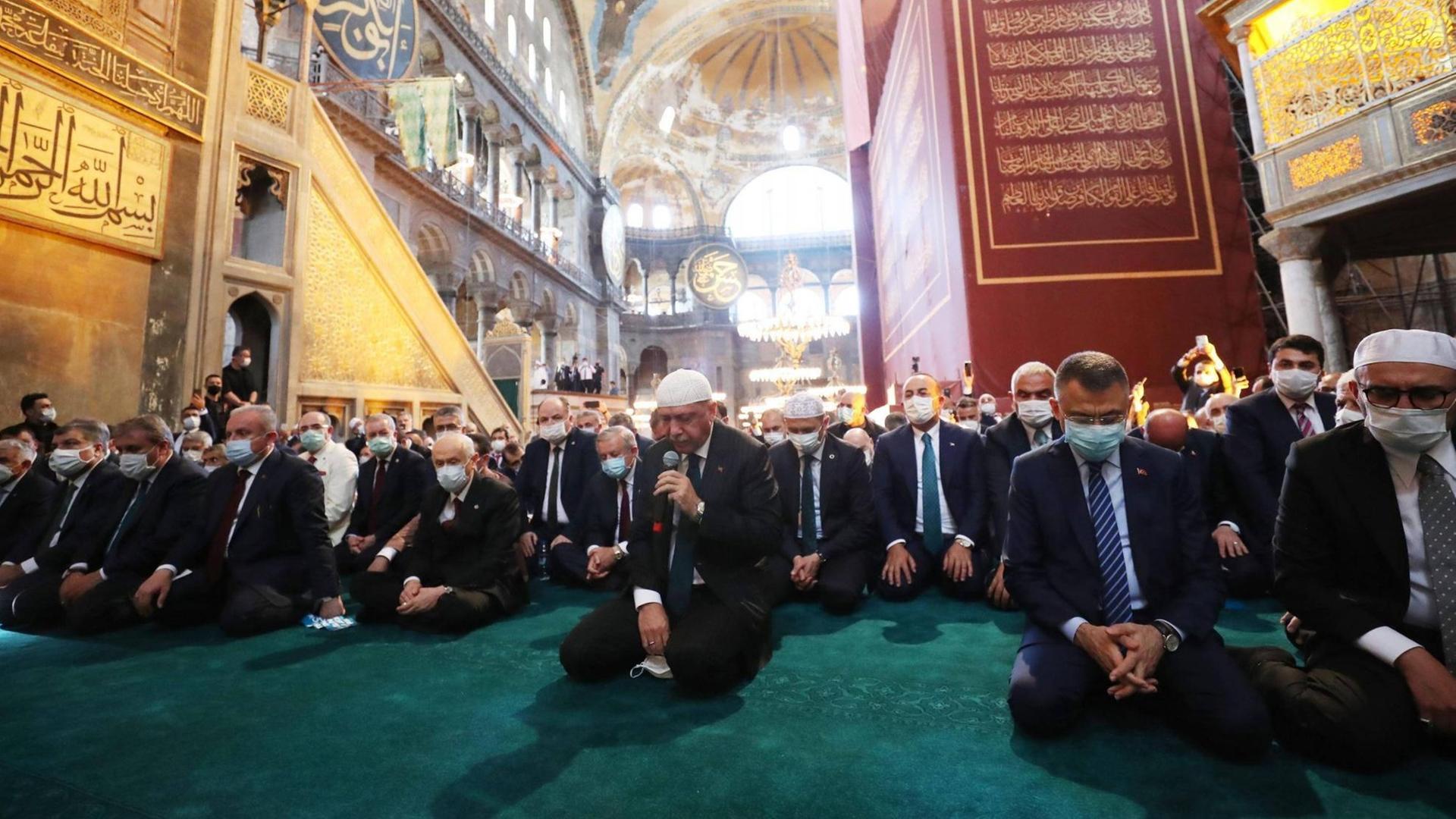 Der türkische Präsident Recep Tayyip Erdogan betet am Freitag, 24.7.2020, in der Hagia Sophia