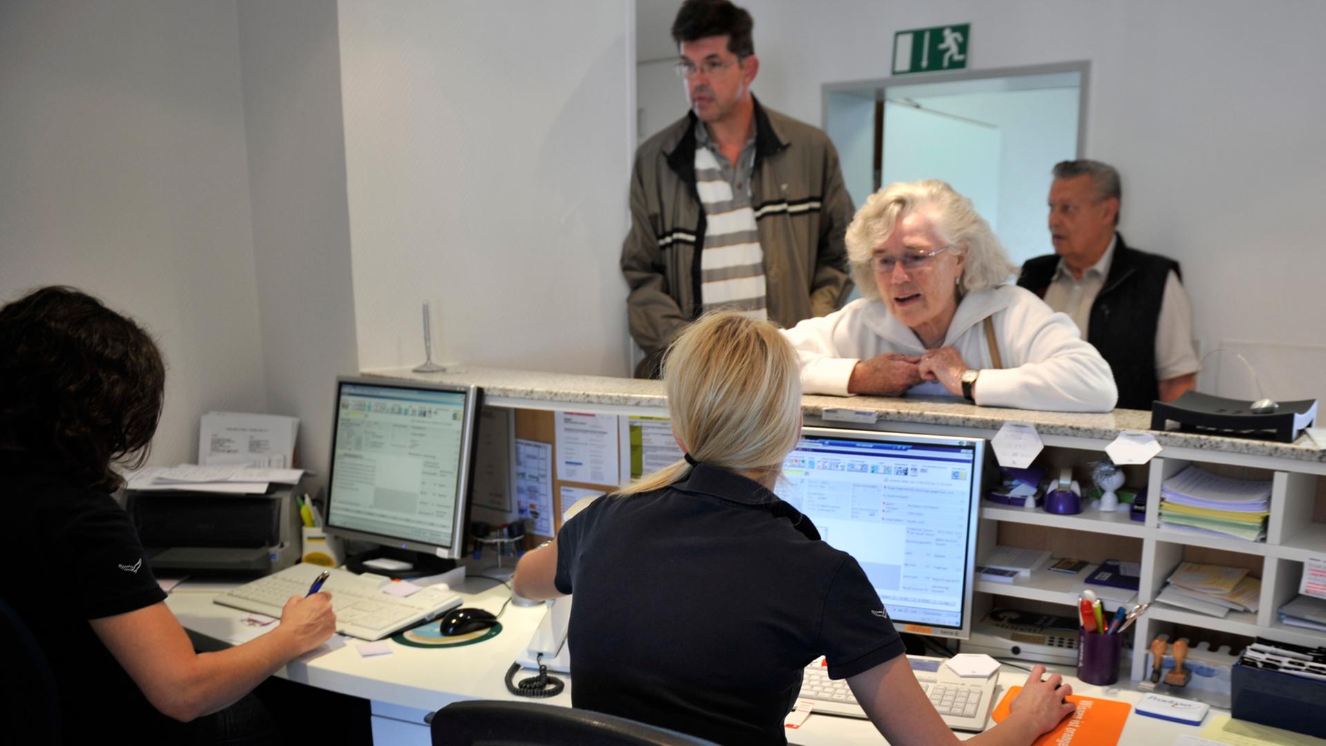 Patienten im Wartezimmer eines Arztes Patienten im Wartezimmer eines Arztes