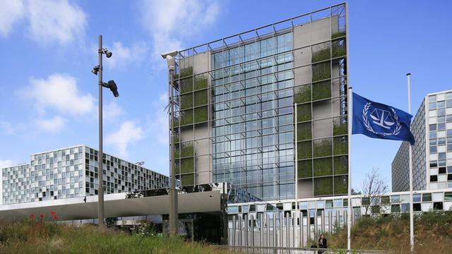 Ein großes Gebäude mit vielen Fenstern. Es ist der Internationale Strafgerichtshof in der Stadt Den Haag. 