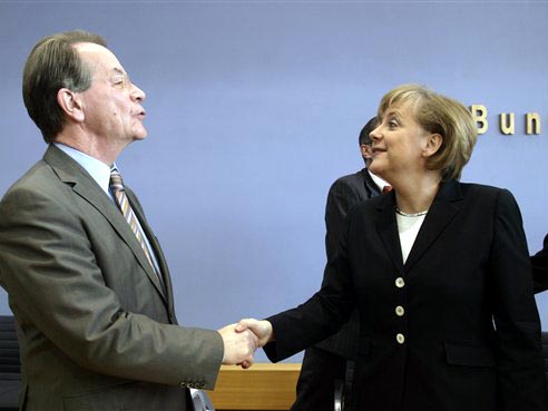 Hand drauf: Die CDU-Vorsitzende Angela Merkel und der SPD Vorsitzende Franz Müntefering