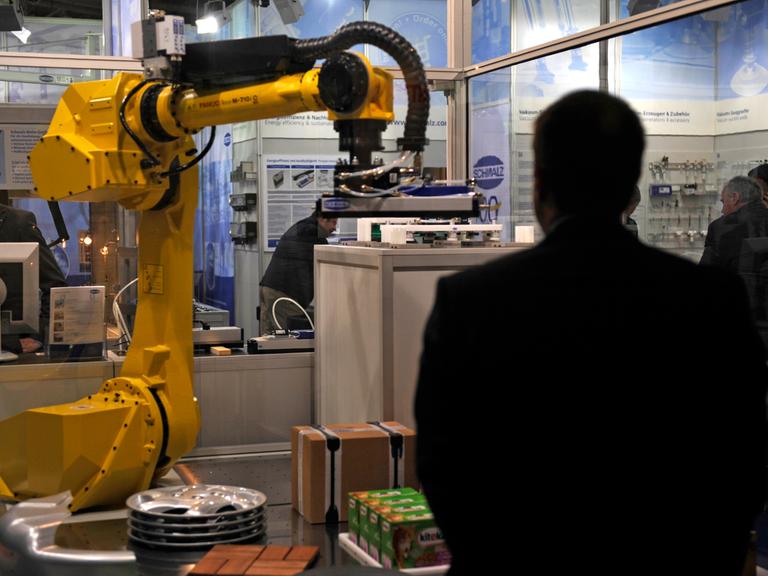 Ein Fabrikroboter auf der Münchener Messe Automatica