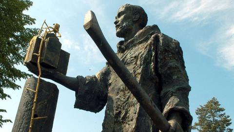 Vor dem St.-Petri-Dom im nordhessischen Fritzlar steht die Statue des heiligen Bonifatius, dem "Apostel der Deutschen".