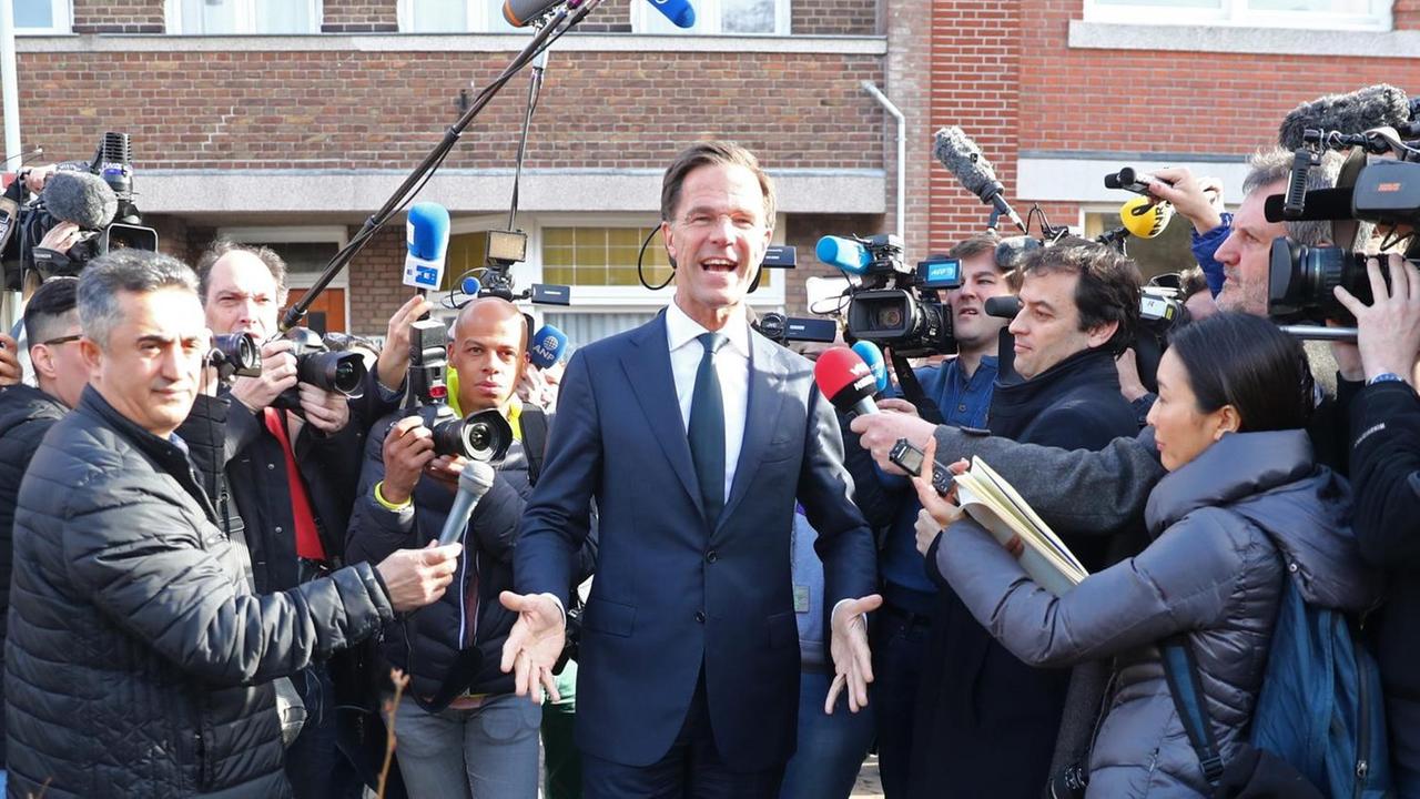 Ministerpräsident Mark Rutte vor seinem Wahllokal von Journalisten umgeben.