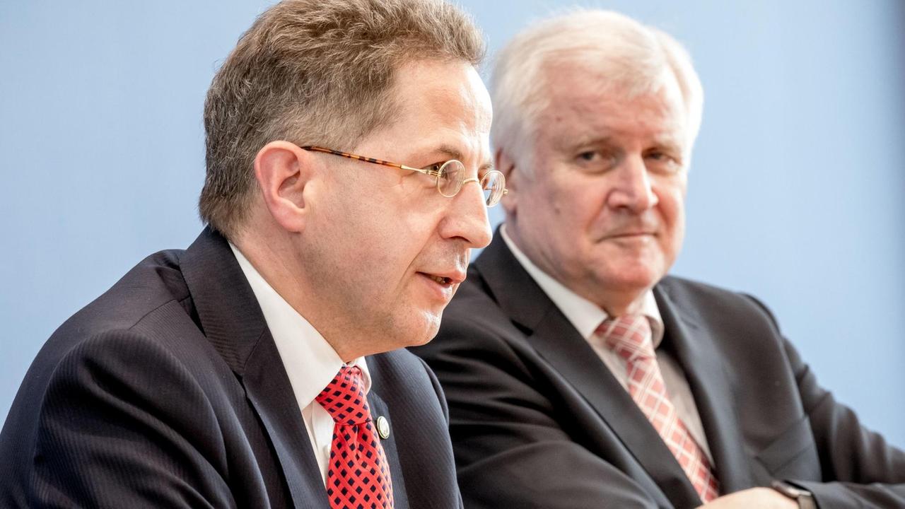 Horst Seehofer (CSU), Bundesminister für Inneres, Heimat und Bau, sitzt neben Hans-Georg Maaßen, dem Präsidenten des Bundesamtes für Verfassungsschutz.