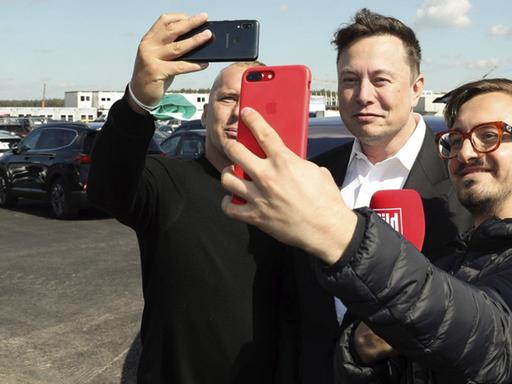 Elon Musk beim ersten Richtfest auf der Baustelle der Tesla Gigafactory in Brandenburg