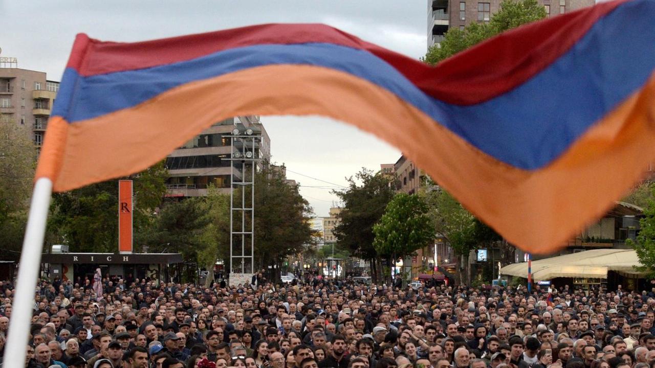 In der armenischen Hauptstadt Eriwan protestieren tausende Menschen gegen Präsident Sargsjan, der bald zum Regierungschef gewählt werden soll. 