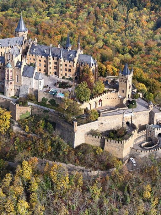 Die Burg Hohenzollern bei Bisingen in Baden-Württemberg.