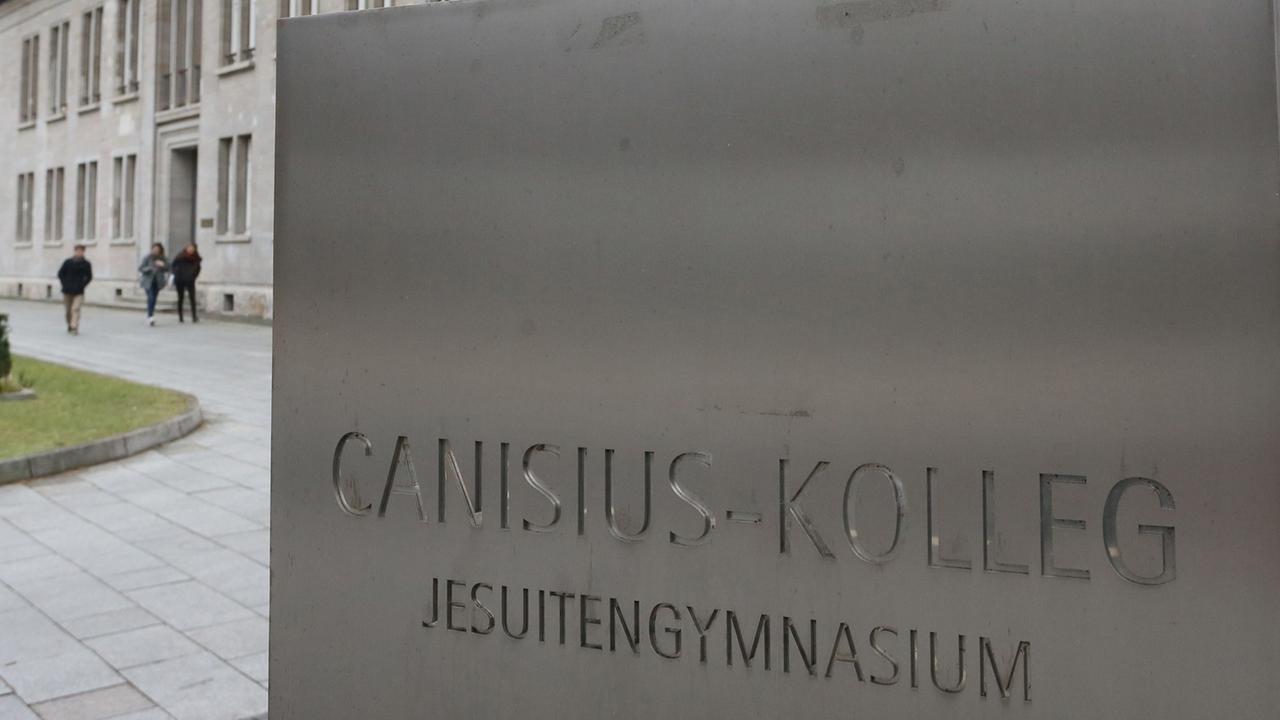 "Canisius Kolleg, Jesuitengymnasium" ist auf der Tafel vor dem Canisius-Kolleg am 22.01.2015 in Berlin zu lesen.