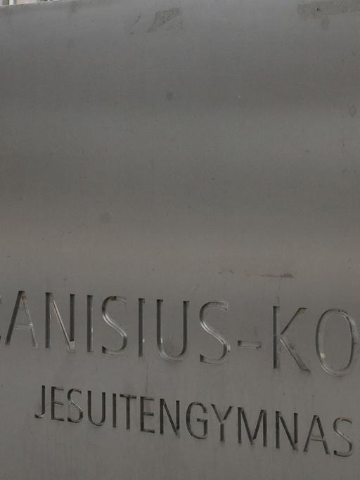 "Canisius Kolleg, Jesuitengymnasium" ist auf der Tafel vor dem Canisius-Kolleg am 22.01.20015 in Berlin zu lesen.