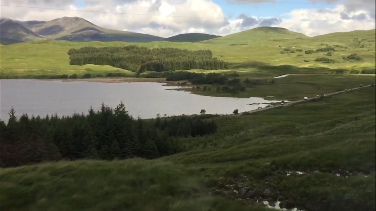 Mit dem Zug durch die westlichen Highlands – Schottland präsentiert sich von seiner schönsten Seite