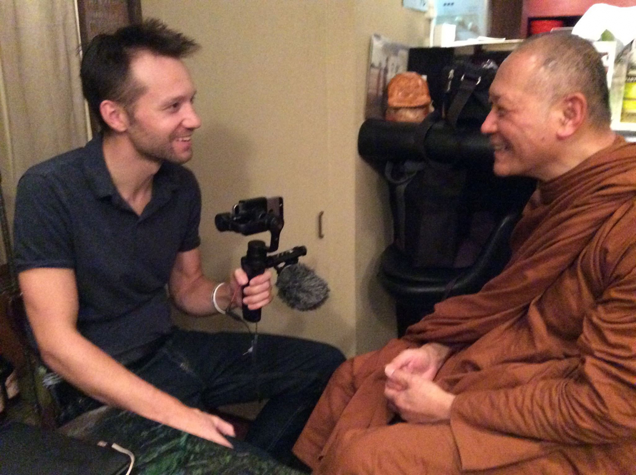 Jesco Puluj mit dem Mönch Phra Julien
