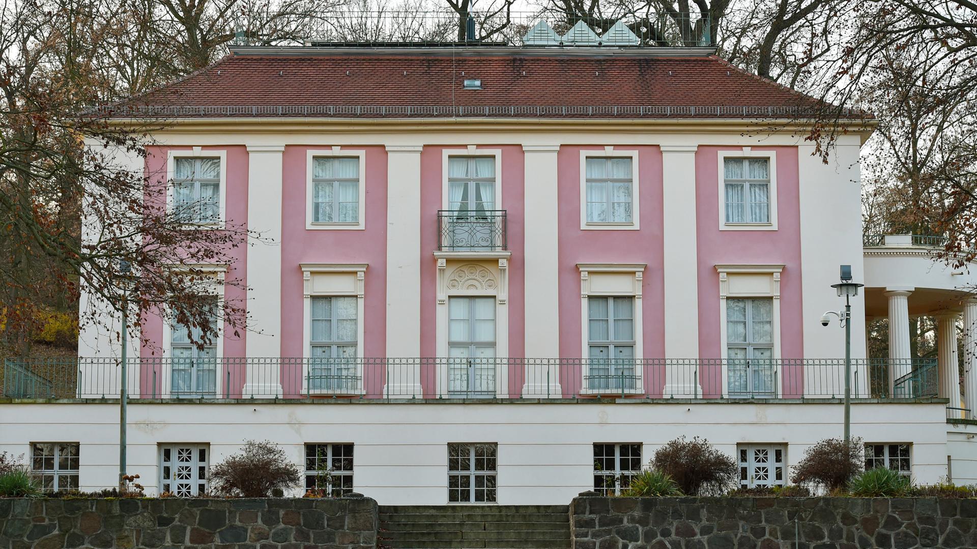 Das Schloss in der Stadt Bad Freienwalde im Landkreis Märkisch-Oderland (Brandenburg). 1798/99 war das Schloss von David Gilly für die Königin Friederike Luise errichtet worden.
