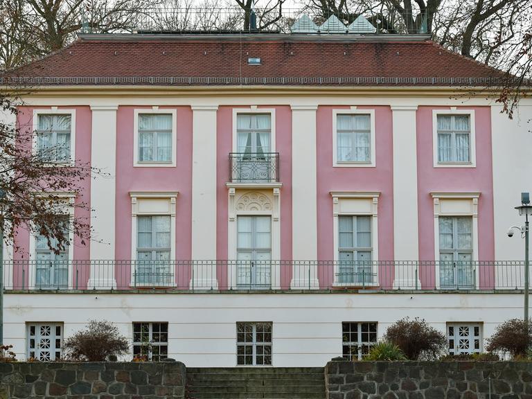Das Schloss in der Stadt Bad Freienwalde im Landkreis Märkisch-Oderland (Brandenburg). 1798/99 war das Schloss von David Gilly für die Königin Friederike Luise errichtet worden.