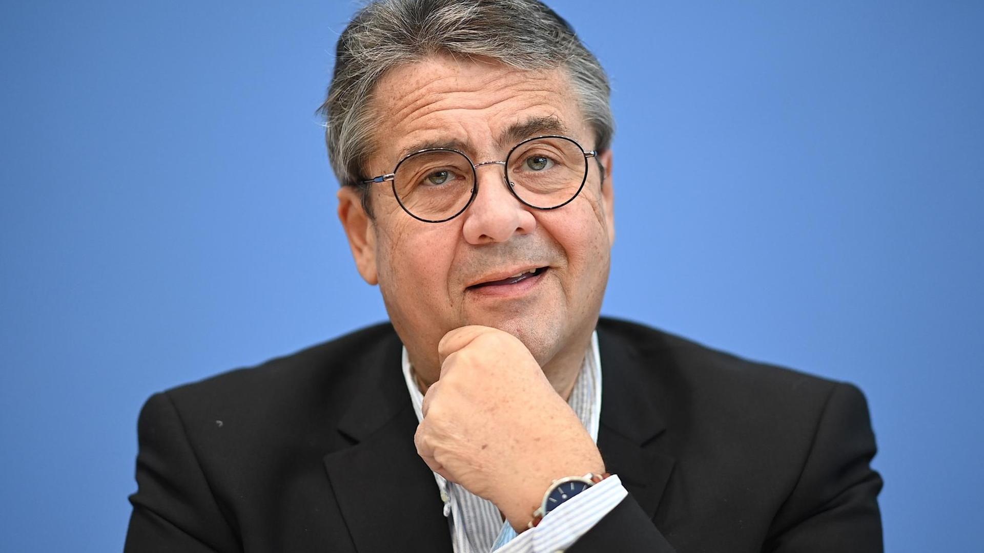 Sigmar Gabriel (SPD), Vorsitzender der Atlantik-Brücke e.V., bei einer Pressekonferenz in Berlin
