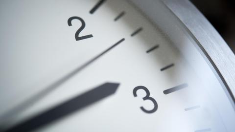 Ein Zeiger einer Uhr ist zwischen 2 Uhr und 3 Uhr zu sehen.