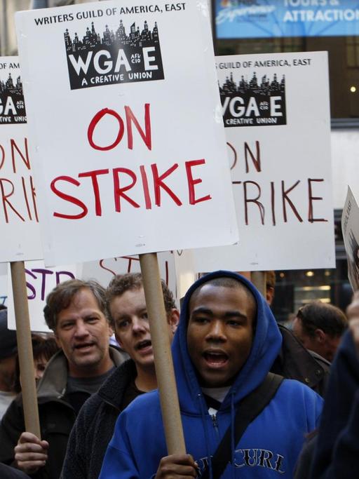 Mitglieder der Writers Guild of America beim Start der Streiks der Hollywood-Autoren im November 2007 in New York.