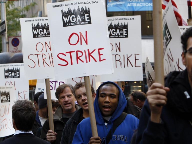 Mitglieder der Writers Guild of America beim Start der Streiks der Hollywood-Autoren im November 2007 in New York.