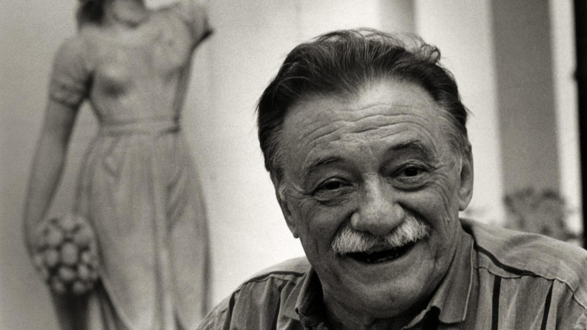 Der uruguayische Schriftsteller Mario Benedetti - lächelt auf einem schwarz-weiß Foto 1996 in Montevideo in die Kamera.