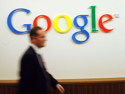 Mann vor Google-Logo