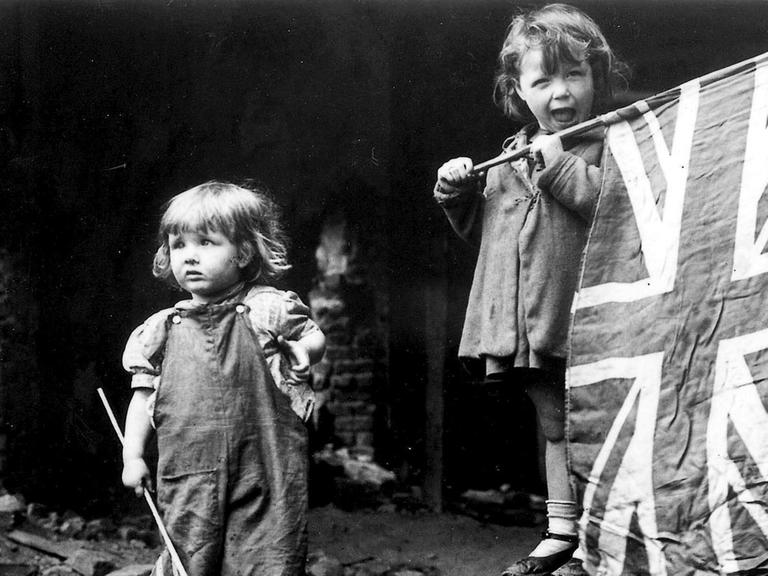 Zwei Kinder in London am 8. Mai 1945, dem Tag des Kriegsendes