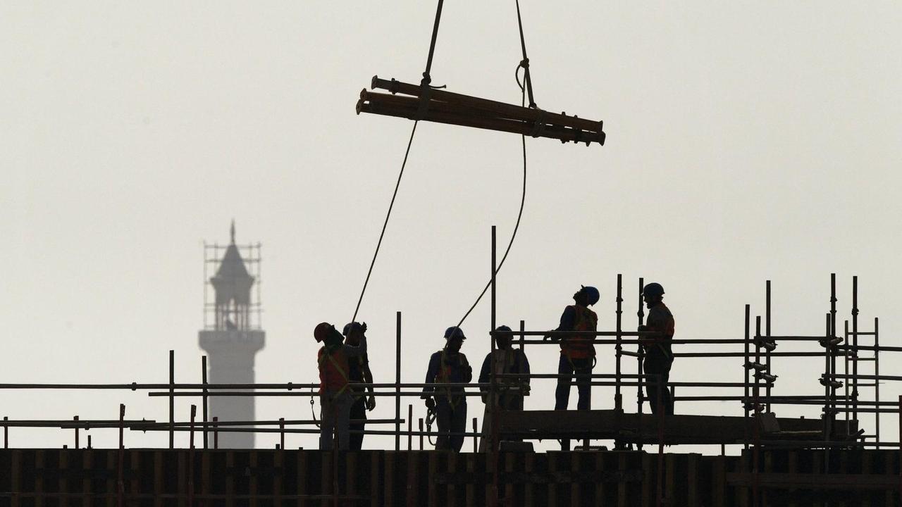 Das Foto zeigt Arbeiter auf einer Baustelle in Katar.