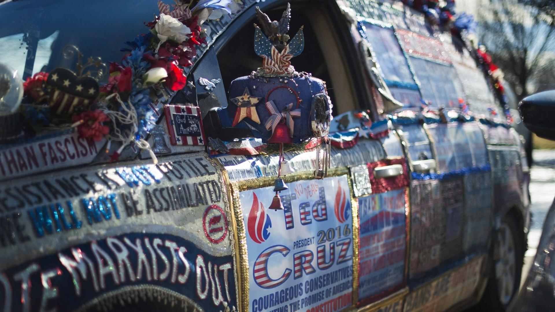 Ein Wagen mit Werbung für Ted Cruz vor dessen Wahlkampf-Hauptquartier in Iowa.
