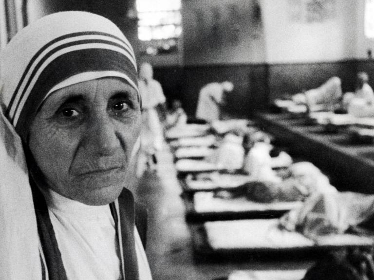 Mutter Teresa im Jahr 1980 in einem von ihr gegründeten katholischen Missionarskrankenhaus in Kalkutta, in dem Arme, Kranke und Sterbende behandelt werden.