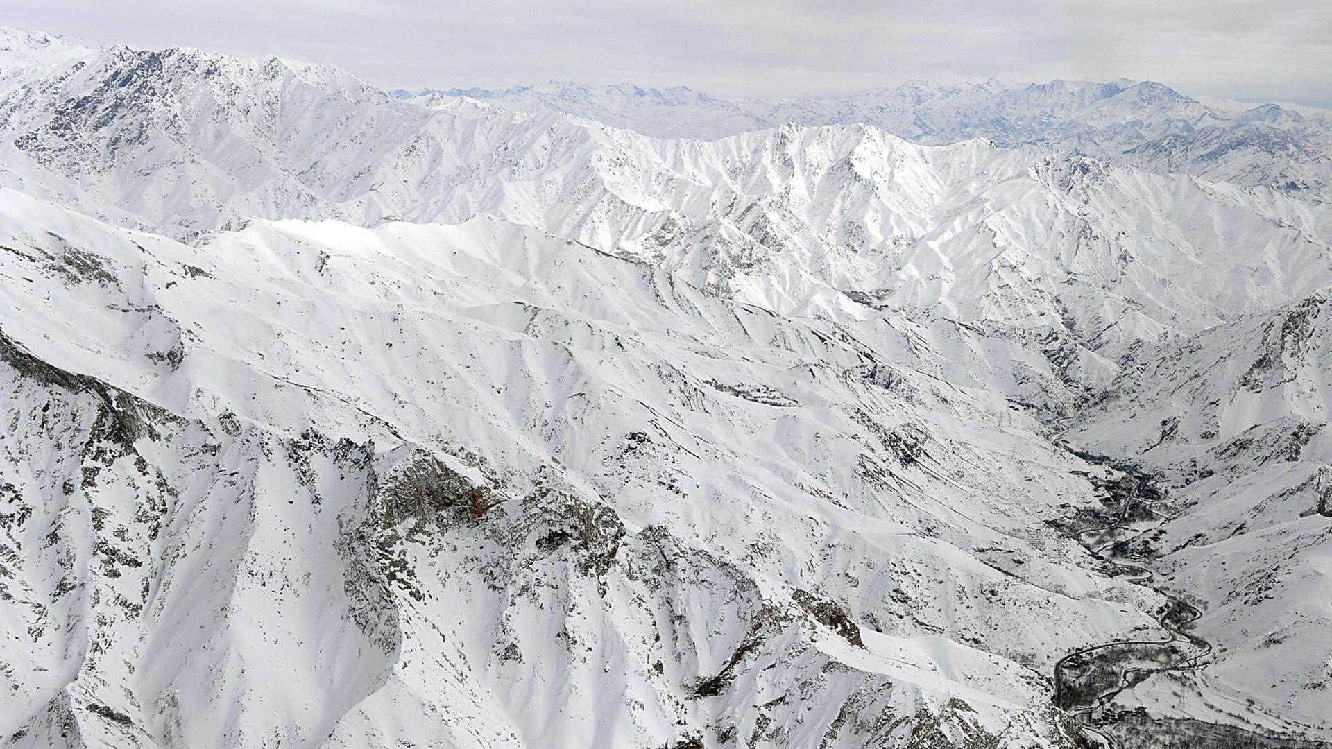 Blick auf die verschneiten Berge in der Provinz Parwan in Afghanistan.