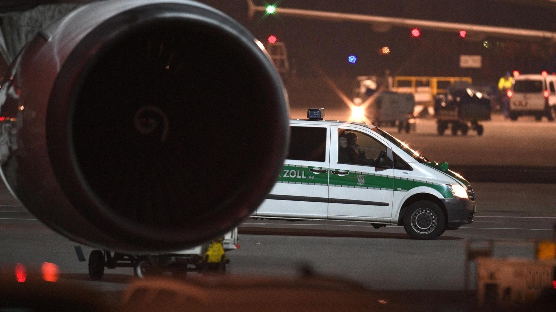 Ein Fahrzeug des Zolls steht hinter einem Flugzeug von Meridiana am 14.12.2016 auf dem Flughafen in Frankfurt am Main (Hessen). Laut Informationen von Pro Asyl und Medienberichten sollte am Mittwochabend ein erster Charterflug mit 50 Afghanen von Frankfurt nach Kabul starten. Die Bundespolizei und der Flughafenbetreiber Fraport wollten sich nicht zu einer möglichen Abschiebung äußern und verwiesen auf das Bundesinnenministerium. |