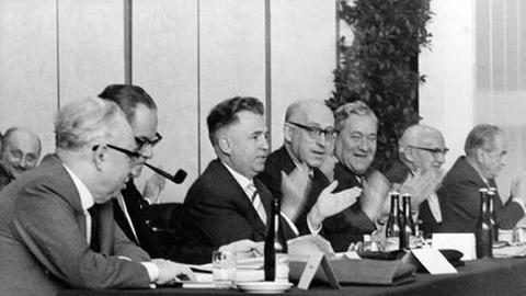 SPD-Parteitag in Bad Godesberg 1959 mit Erich Ollenhauer, Herbert Wehner, Alfred Nau, Fritz Erler, Carlo Schmid, Erwin Schoettle und Willy Eichler (von l.n.r.)
