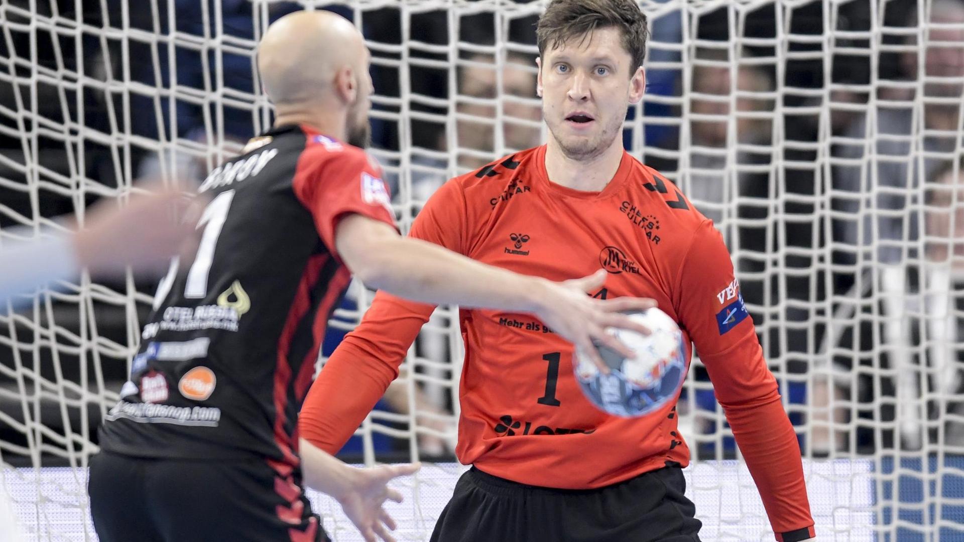 Niklas Landin steht bei einem Handball-Spiel im Tor.