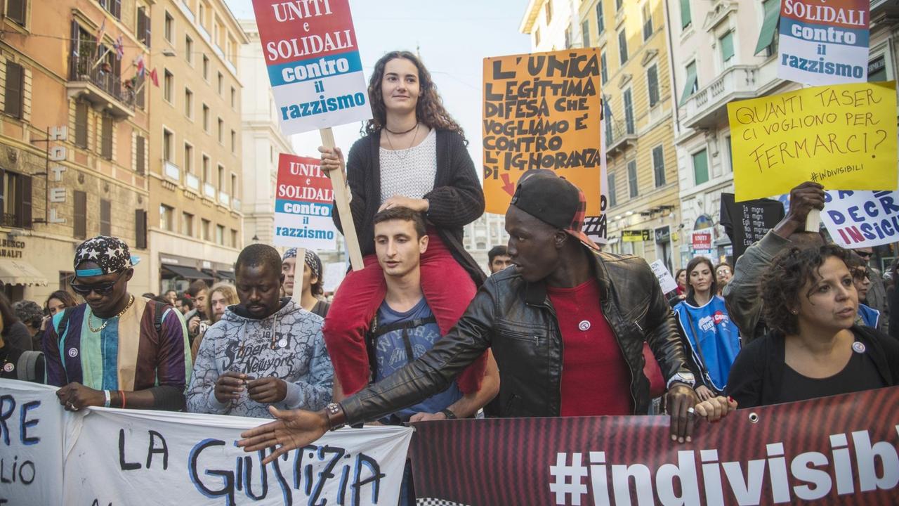 Tausende Demonstranten protestieren in Rom gegen Rassismus und Fremdenfeindlichkeit, November 2018.