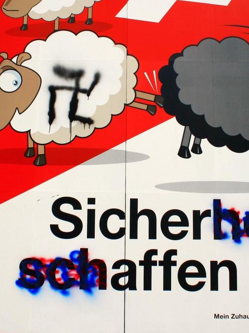 Hakenkreuz auf einem Wahlplakat der SVP 2007: Protest gegen Ausländer-Politik