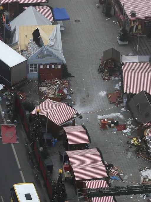 Der Anhänger des Lastwagens steht neben dem zerstörten Weihnachtsmarkt auf dem Berliner Breitscheidplatz.