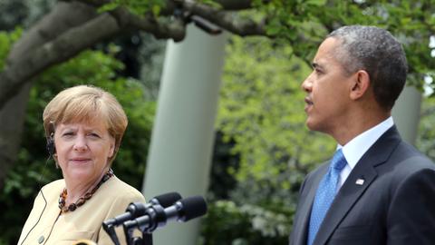US-Präsident Barack Obama und Bundeskanzlerin Angela Merkel (CDU) sprechen am 02.05.2014 nach einem Treffen auf einer Pressekonferenz im Rosengarten des Weißen Hauses in Washington (USA) zu den Medienvertretern.