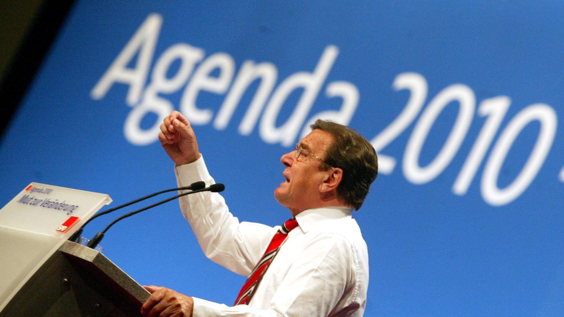 Bundeskanzler Gerhard Schröder während seiner Rede am 1.6.2003 auf dem SPD-Sonderparteitag in Berlin, in der er die rund 500 Delegierten aufforderte seinem Reformkonzept zuzustimmen. Auf dem eintägigen Sonderparteitag wollen die Sozialdemokraten über die 