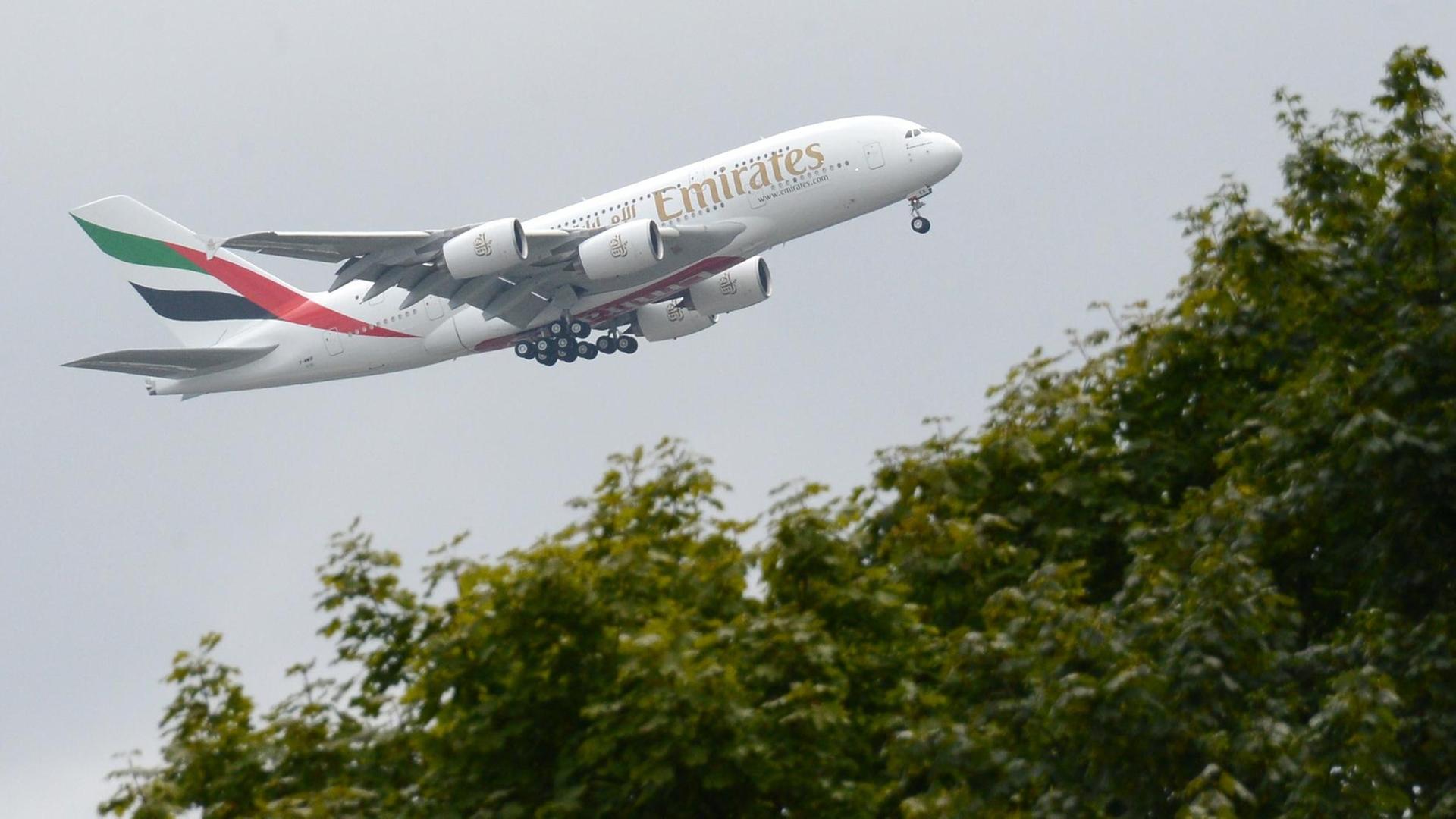 Ein Airbus A380 der Fluggesellschaft Emirates ist am 20.08.2013 im Landeanflug auf das Airbus-Gelände in Finkenwerder in Hamburg.