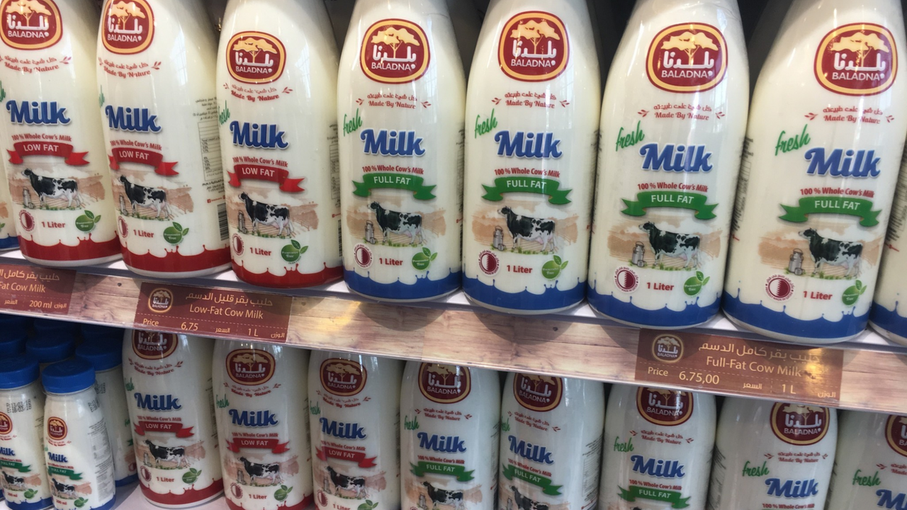 Milchflaschen im Supermarktregal Milchflaschen im Supermarktregal