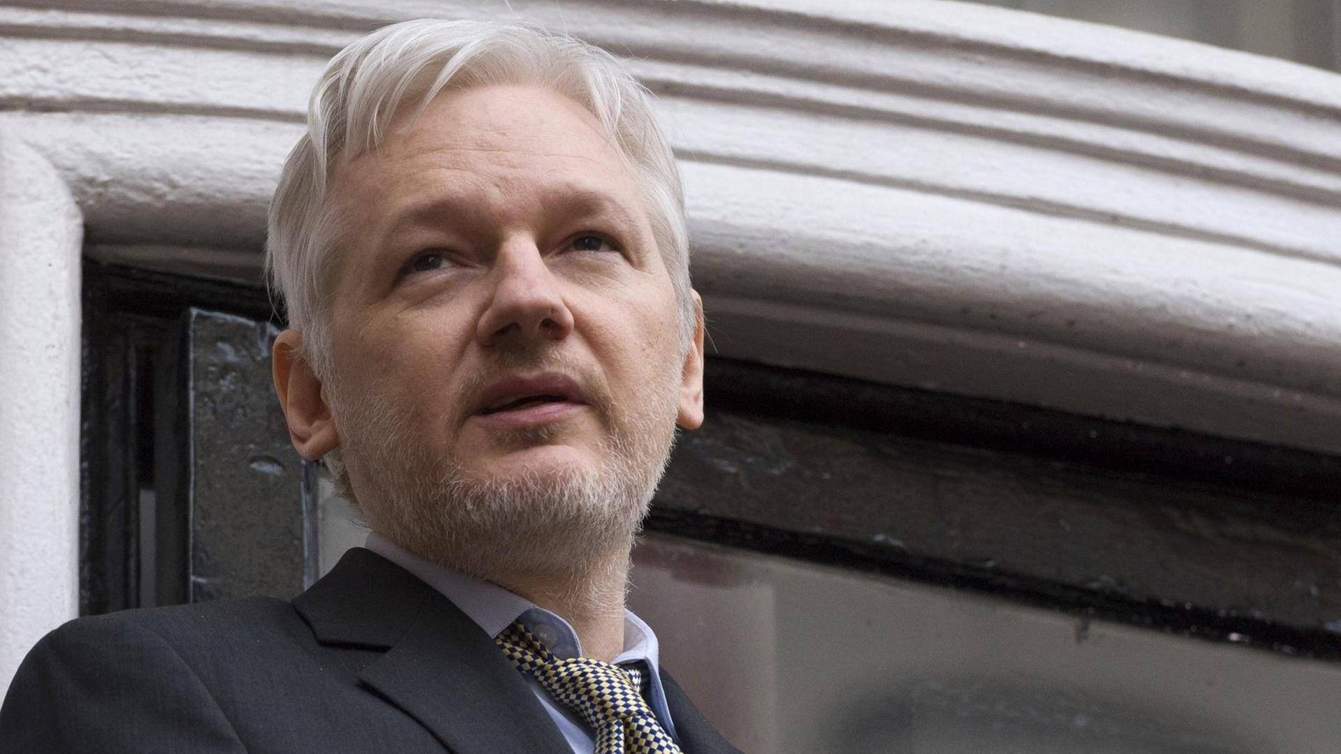 Julian Assange auf dem Balkon der ecuadorianischen Botschaft in London
