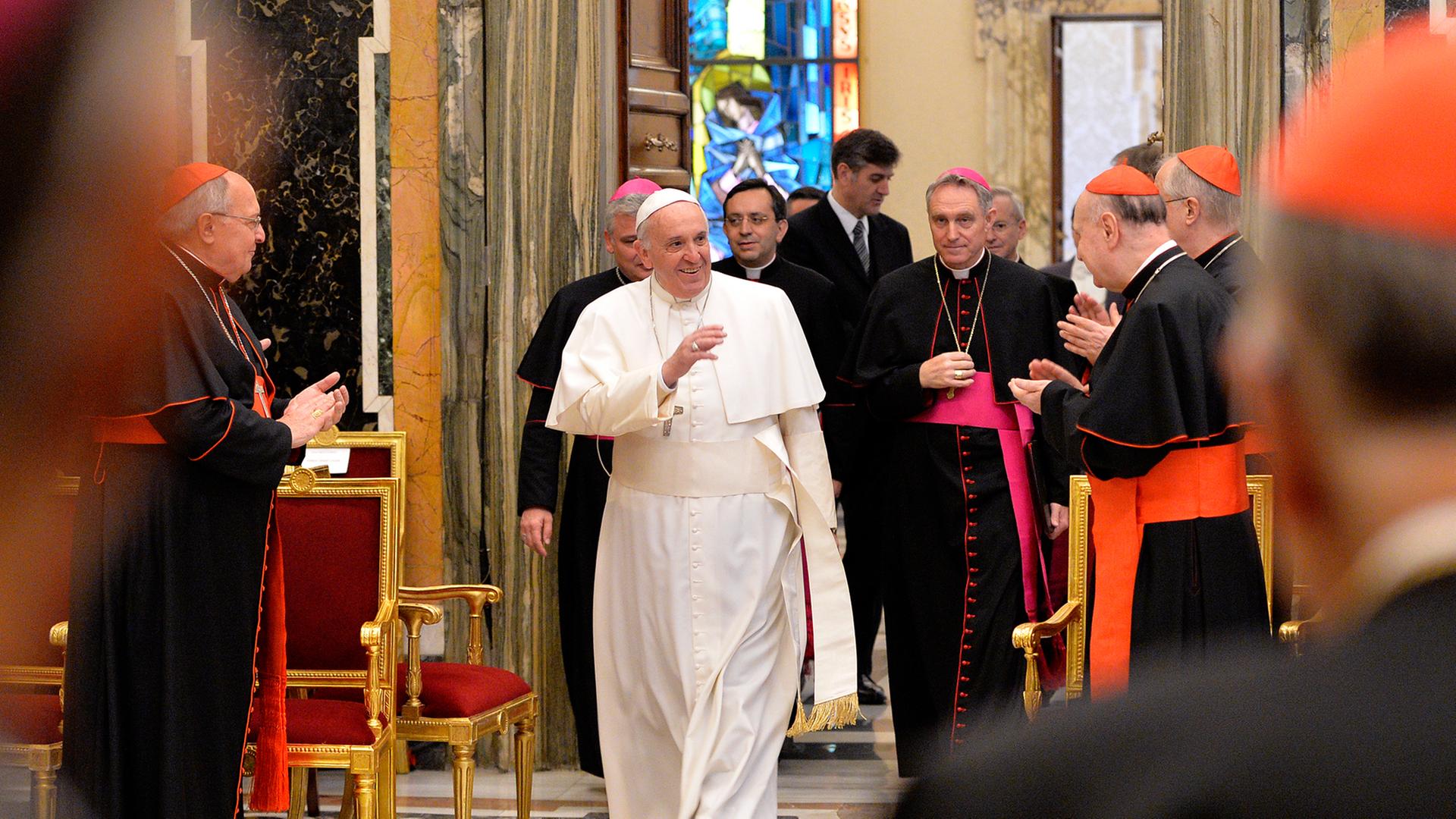 Papst Franziskus im Vatikan, wo er bei seiner jährlichen Weihnachtsbotschaft an Kardinäle, Bischöfe und Priester "15 Krankheiten" innerhalb der Kurie angeprangert.