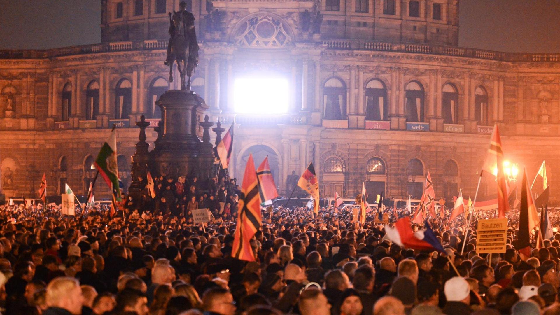 Pegida-Demonstranten haben sich am 19.10.2015 in Dresden (Sachsen) vor dem Reiterstandbild versammelt.