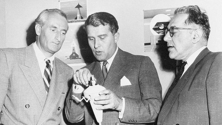 Willy Ley (rechts) mit Wernher von Braun und Heinz Haber (links)