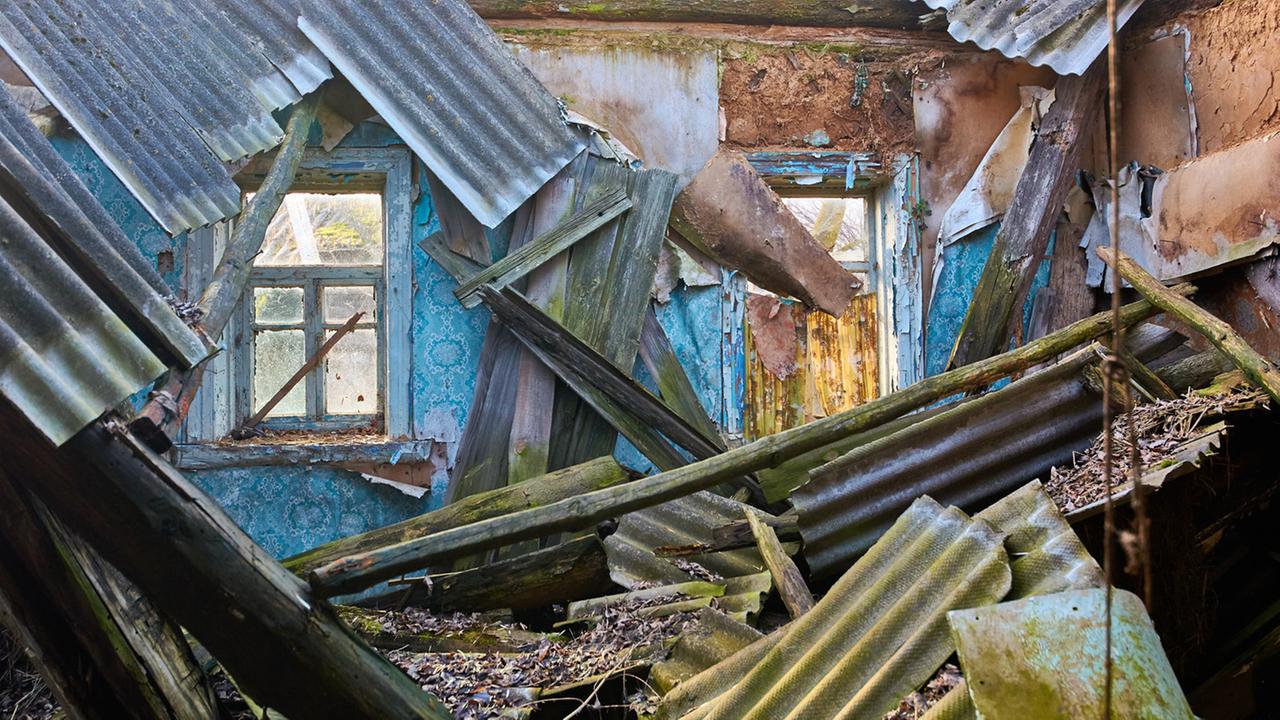 Viele Menschen mussten nach der Katastrophe von Tschernobyl auch in der Region Gomel ihre Häuser verlassen, die heute verfallen.