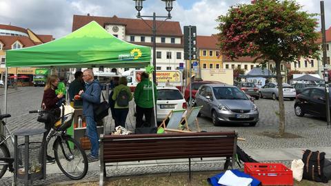 Die grüne Europakandidatin Anna Cavazzi auf dem Marktplatz von Hoyerswerda im Gespräch mit Wählern.