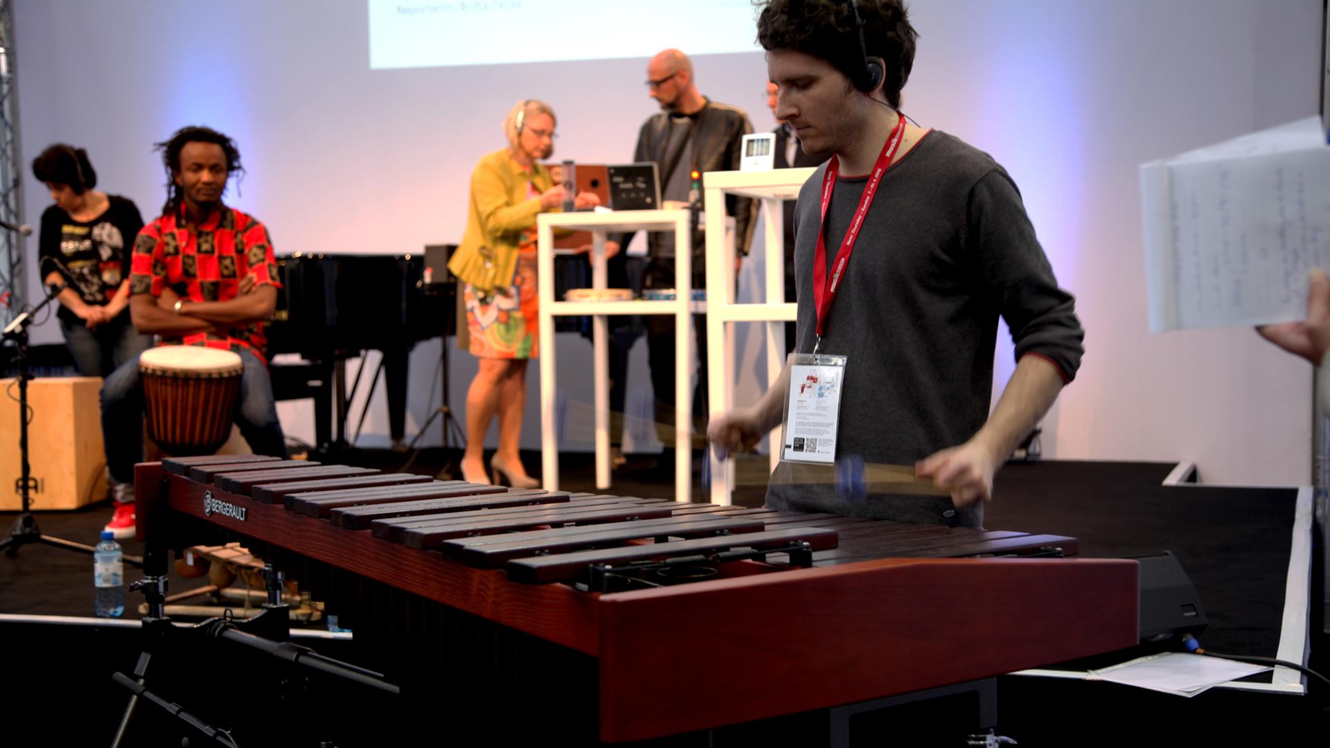 Ein Musiker spielt mit Schlägeln auf der Marimba 