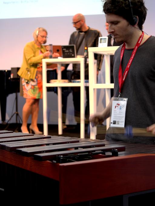 Ein Musiker spielt mit Schlägeln auf der Marimba 