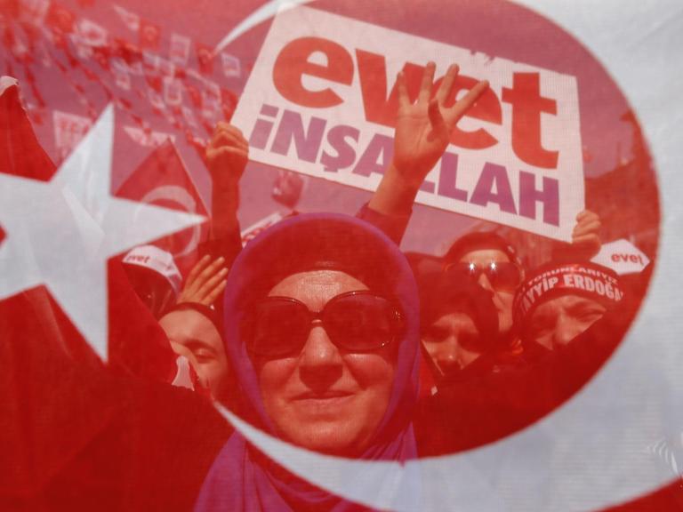 Die Mehrheit der Türken stimmten beim umstrittenen Referendum mit Ja.