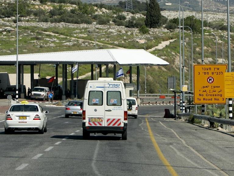 Zu sehen ist ein Kontrollpunkt an der Einfahrt zum Westjordanland
