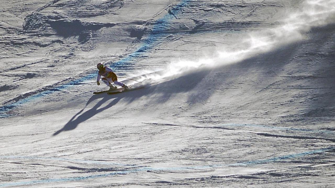 Ein Skifahrer bei einem Abfahrtsrennen Ein Skifahrer bei einem Abfahrtsrennen
